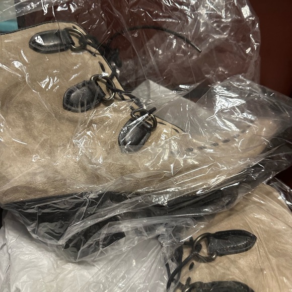 🎁 HTF! 🔥👸🏻 Coach Lace-Up Chain Oak Booties NIB👢 🎁 FIRM PRICE🔥🔥🔥 - Picture 10 of 13